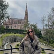 Estudiante de magisterio que imparte clases a niños de primaria